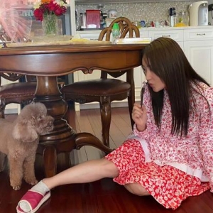 51岁杨钰莹晒出独居生活：一个人，养花种菜，与狗相伴，真自在！