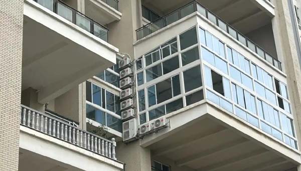 探访“500平米房子装20多台空调19个马桶”现场：物业称装修已停工，去年已有人投诉