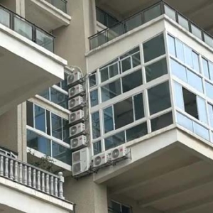 探访“500平米房子装20多台空调19个马桶”现场：物业称装修已停工，去年已有人投诉