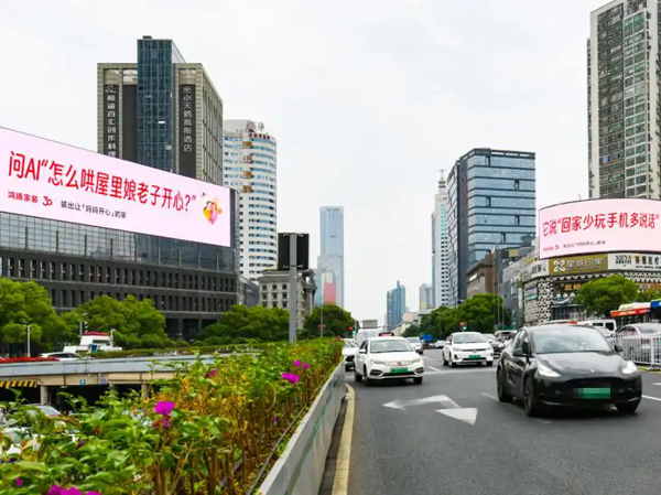 鸿扬家装母亲节户外大屏刷屏：以专业设计与人文关怀，让“爱”真正落地