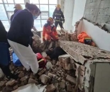 装修墙体突然倒塌，消防医护合力救出被埋工人