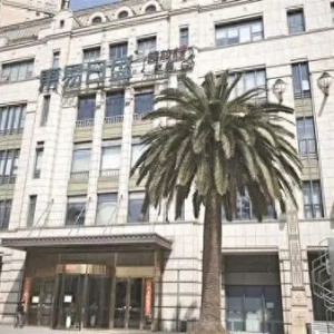 东易日盛武汉旗舰店被传跑路 公司辟谣称系房租到期搬迁 有业主上门询问装修停滞问题