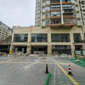 云岩区这个小区装修围栏挡了居民路？部门：不能乱围！