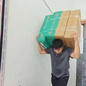 我的高温日志｜烈日下的“物流硬汉”，生扛沙发、床垫、家电爬楼